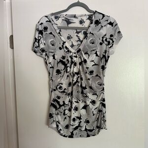 Grayscale floral print, v-neck, size Medium New York & Company shirt